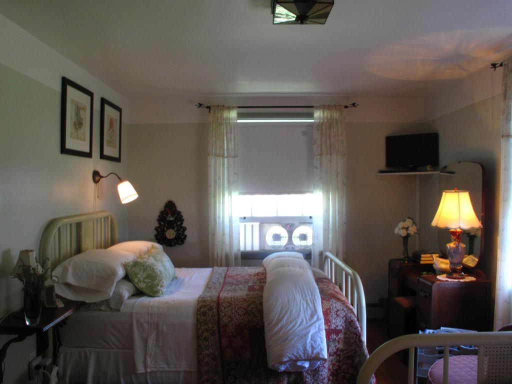 Omstead'S On Erie B&B Wheatley Room photo